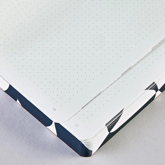 pen view of Nuuna ‘VIS-À-VIS’ notebook showing 120g dot grid pages.