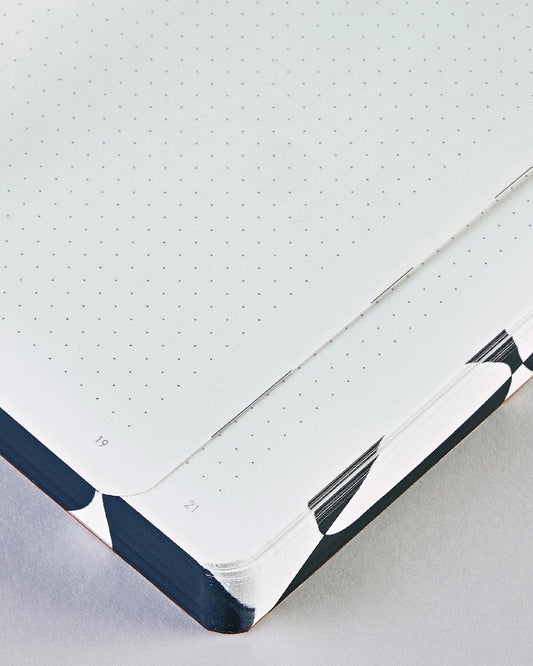 pen view of Nuuna ‘VIS-À-VIS’ notebook showing 120g dot grid pages.