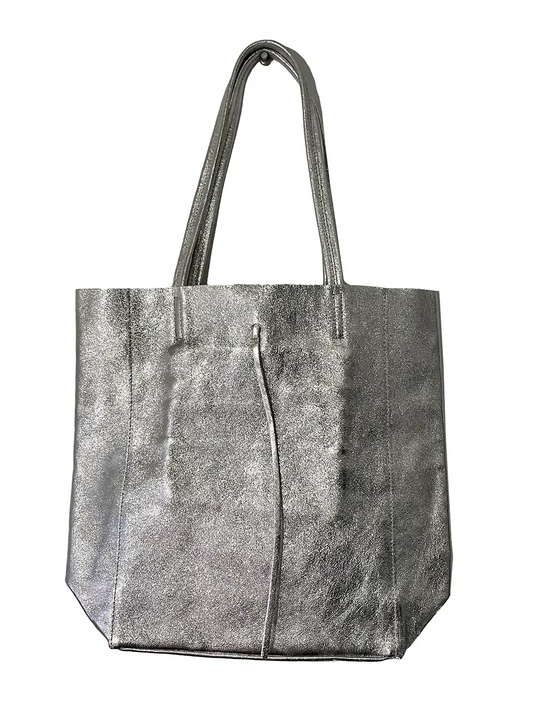 Silver metallic Maison Fanli Silver Tote bag in leather. Super practical and lightweight. 
